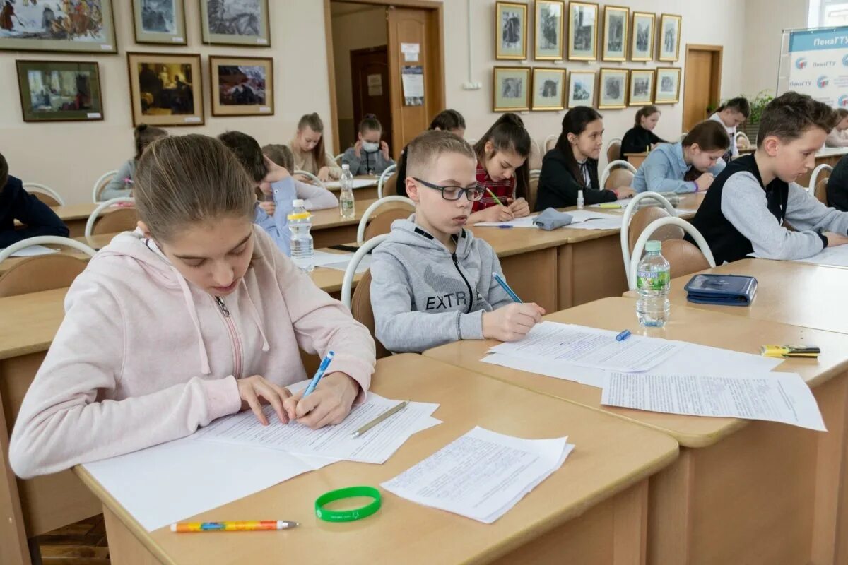 Туры олимпиад в школе. Дети пишут Олимпиаду. Дети на школьной Олимпиаде. Школьники на Олимпиаде.