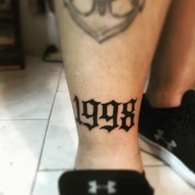 Тату год рождения. Тату 1992 эскиз. Тату на руке мужские цифры. Тату дата на ноге. Тату год на животе.