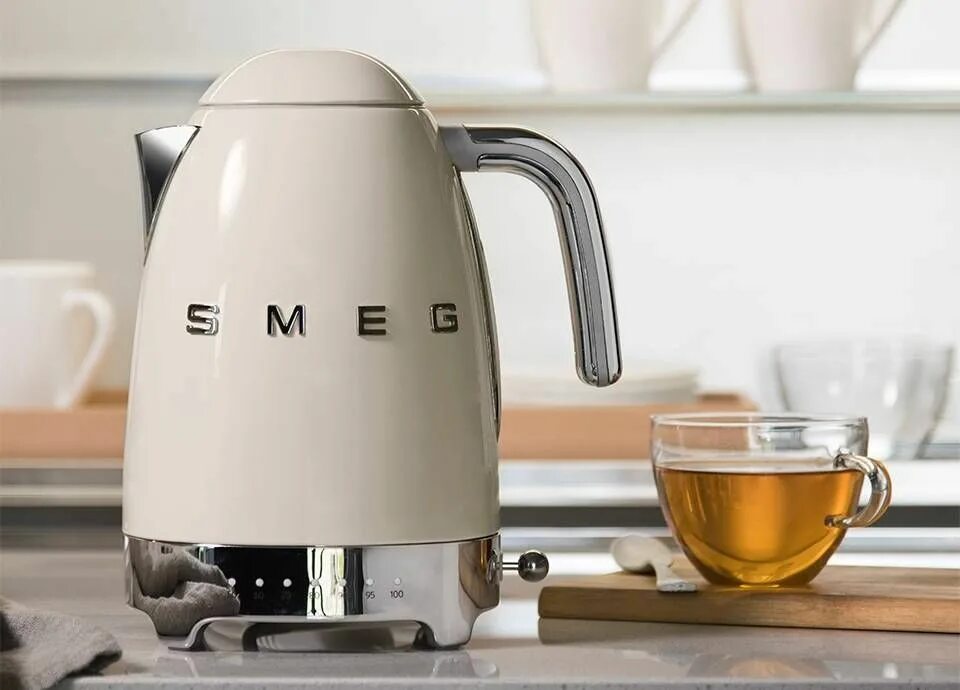 Чайник кремовый. Чайник Smeg klf04creu. Чайник Smeg klf04sseu. Чайник электрический Smeg klf04wheu белый. Электрический чайник Smeg klf04, белый.