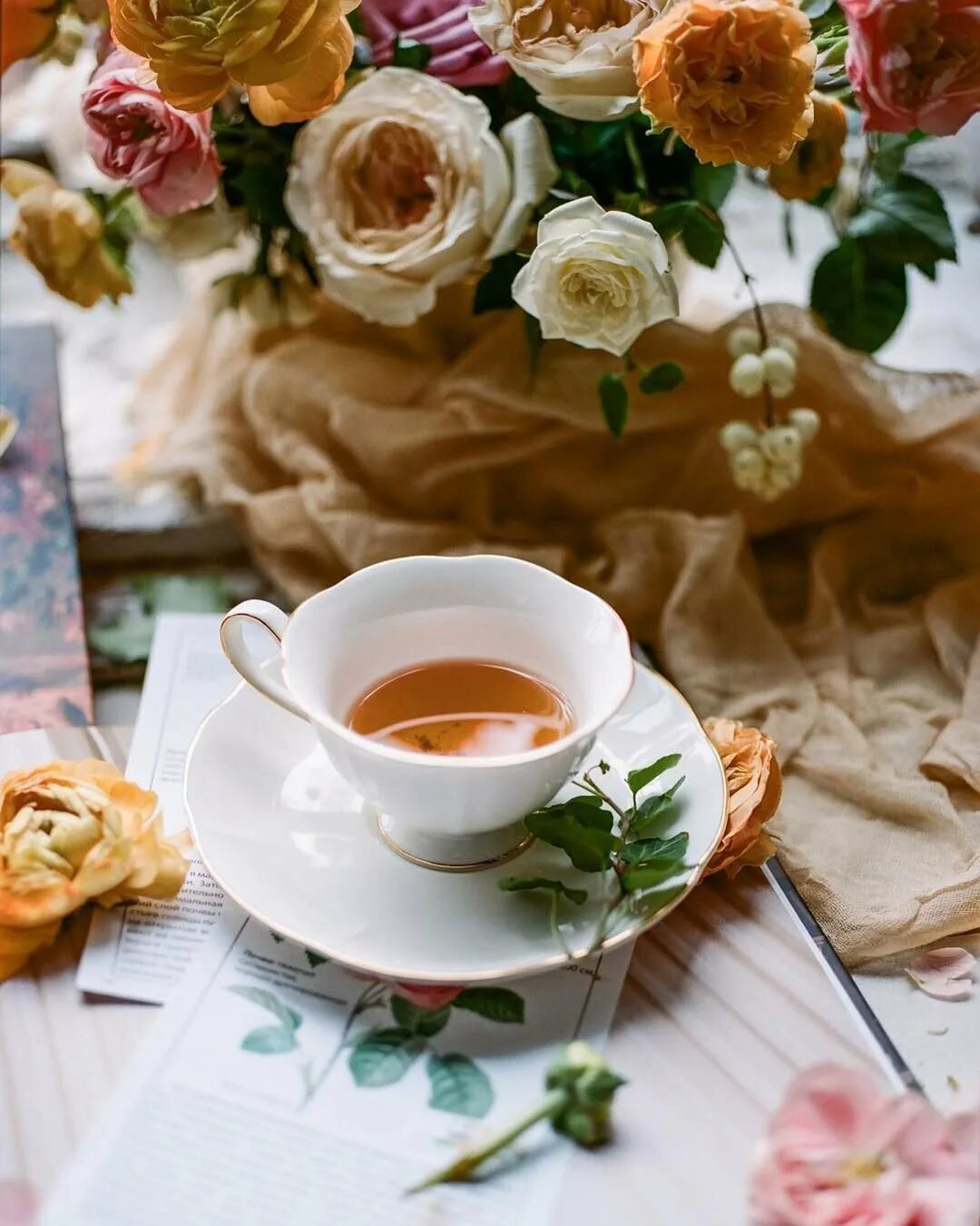 весенний чай. картинки чай цветы. цветы в кружке. красивые утренние цветы. красивый чай.