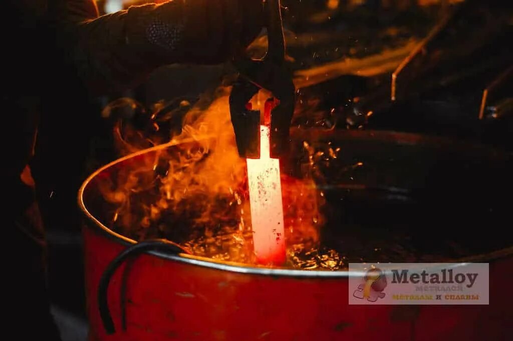 Охлаждение металла водой. Закалка металла. Масло для закалки металла. Охлаждение металла. Отжиг металла.