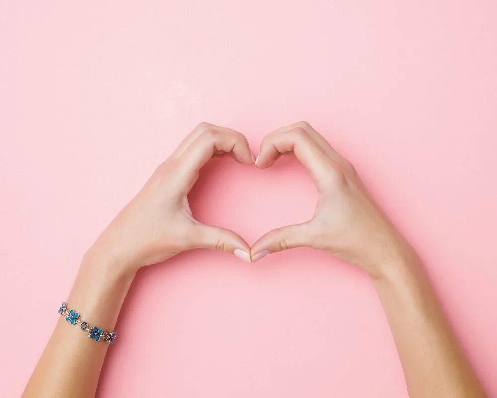 Девушка показывает сердце. Солнце в руках. Сердечко руками девушка. Солнце на ладони. Сердечко руками.