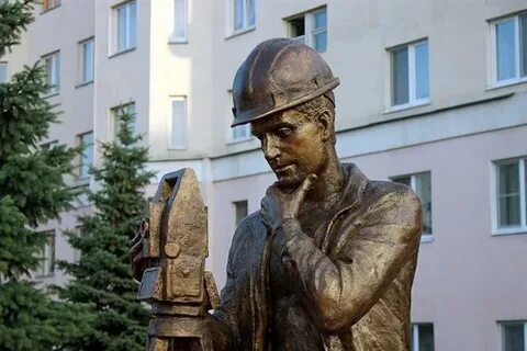 Памятник строители