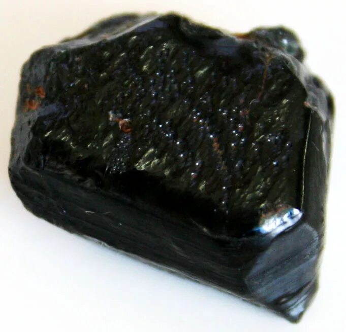 Самый черный минерал. Серендибит минерал. Серендибит черный камень. Серендибит минерал необработанный. Драгоценный камень серендибит.