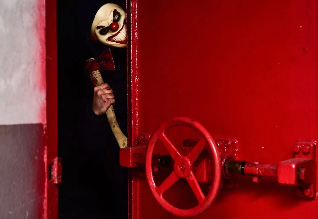 Квесты в екатеринбурге. Кровавые квесты. Декорации для квестов. Кровавые квесты. Квест-перформанс тихие соседи.