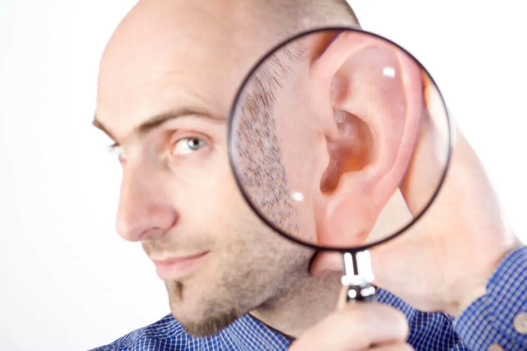 Заболевание ухо глухота. Внимательное ухо. Ухудшение слуха. Люди с плохим слухом.