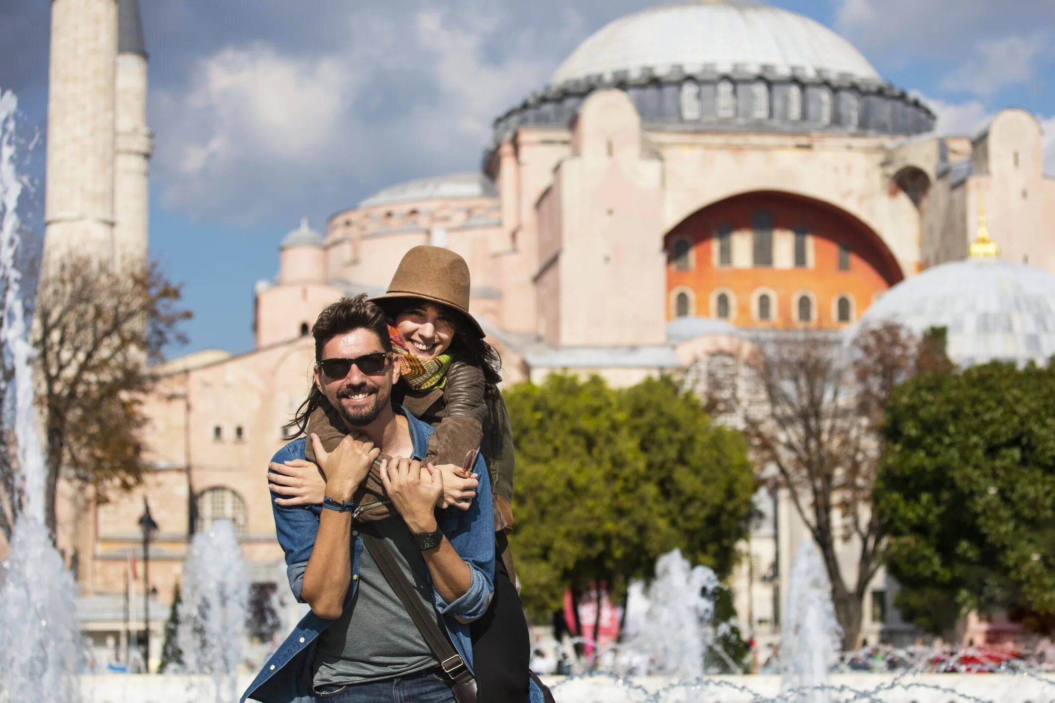 Погулять в стамбуле. Стамбул туристы. Влюбленные в Стамбуле. Стамбул день влюбленных. Красивая пара в Стамбуле.
