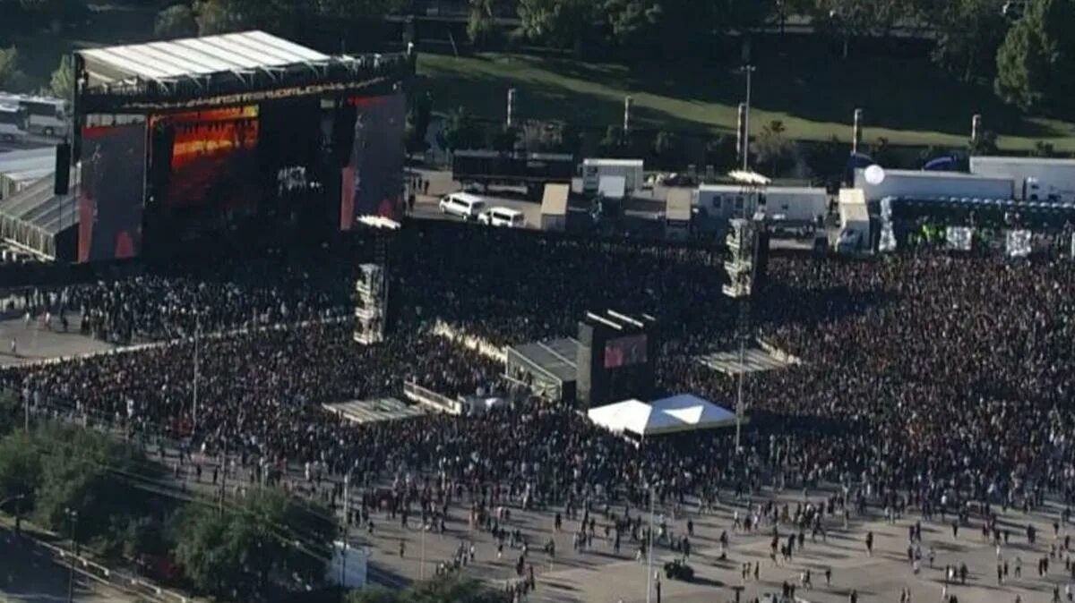 Давка на astroworld festival. Фестиваль астроворлд 2021 давка. Трэвис скотт astroworld давка. Рок концерт. Давка на концерте.