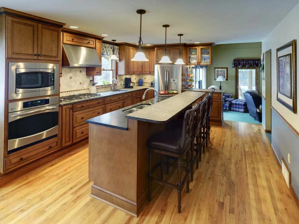 Кухня камбуз. Кухня камбуз переходящая в столовую. describe the kitchen. a two-tiered island kitchen.