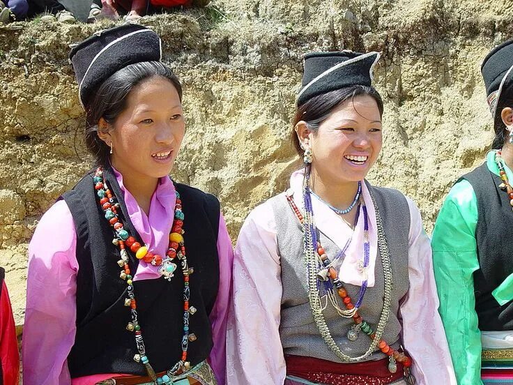 Этническая группа что это. Этнос. Девушка народности шуй. Этнический вид Принга. Типы этнических фото.