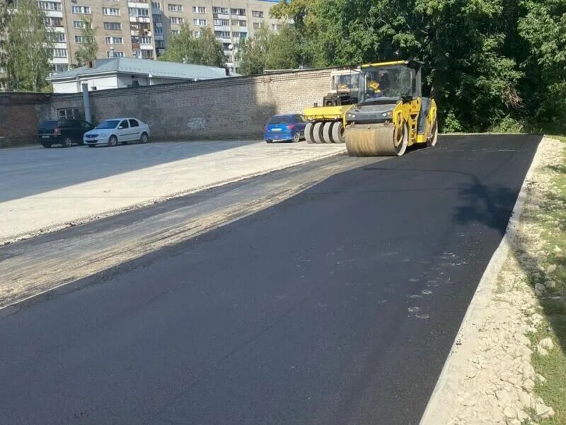 Хорошей дороги. Дороги в одну. Асфальт у частного дома. Из чего делают дороги. Фкгс киров что сделано