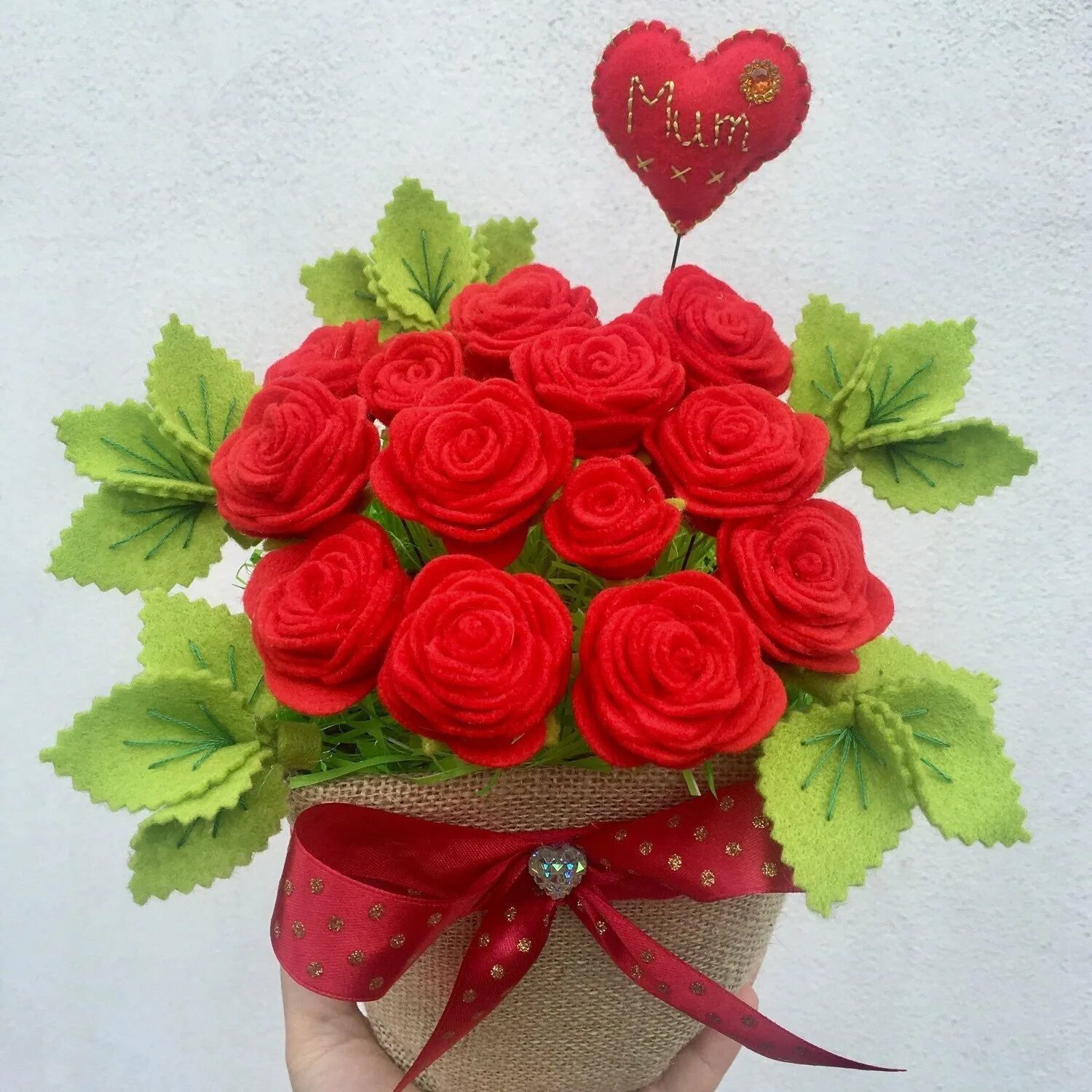 Подарок маме из фоамирана. Подарок из фоамирана на день рождения. Поделки из фоамирана своими руками. Подарок маме из фоамирана. Брошь из фоамирана.