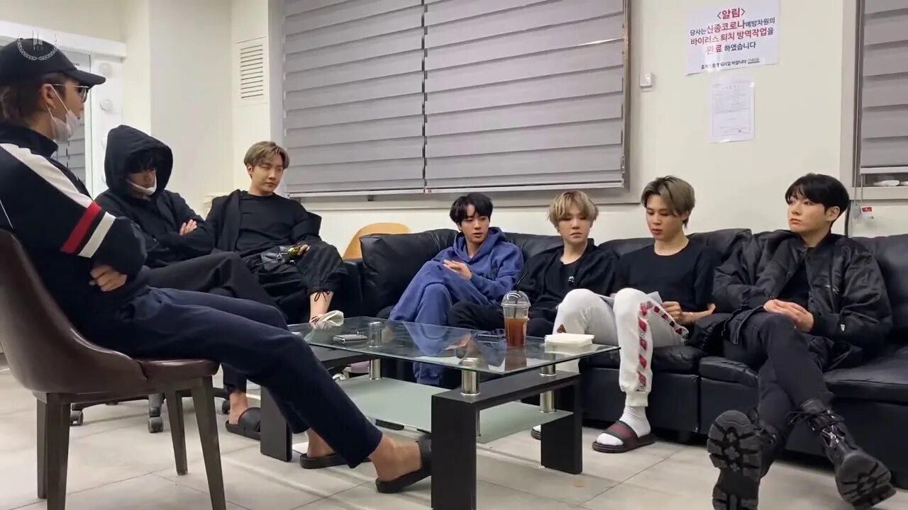 Bts sub. Тэхен в аэропорту 2025. тэхён бтс чёрная 2025. бтс трансляция. vlive bts 2025 чонгук чимин и ви.