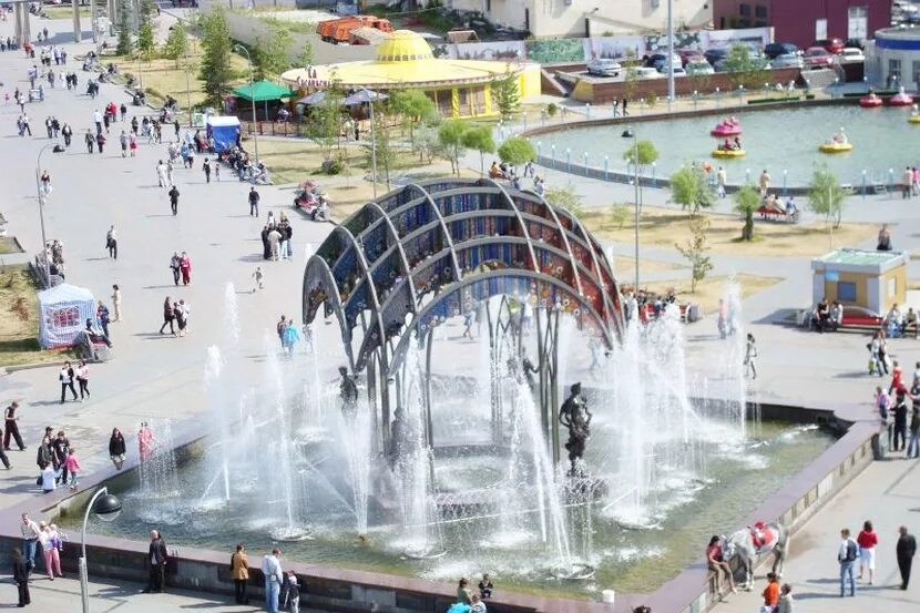 Горсад тюмень. Фонтан горсад тюмень. парк аттракционов тюмень цветной бульвар. пешеходный бульвар тюмень. парк развлечений тюмень фонтан цветной бульвар.