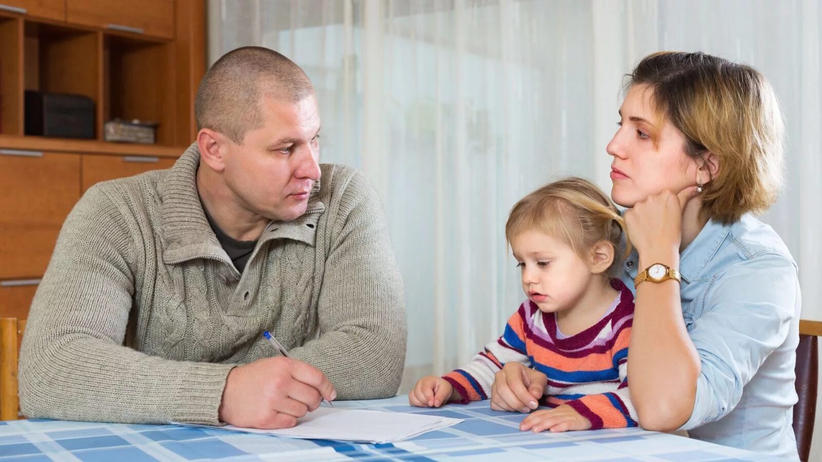 Внебрачные ребенок мужа. Родители и дети. Родители и дети фото. Родители и несовершеннолетние дети. Родители лишенные родительских прав.