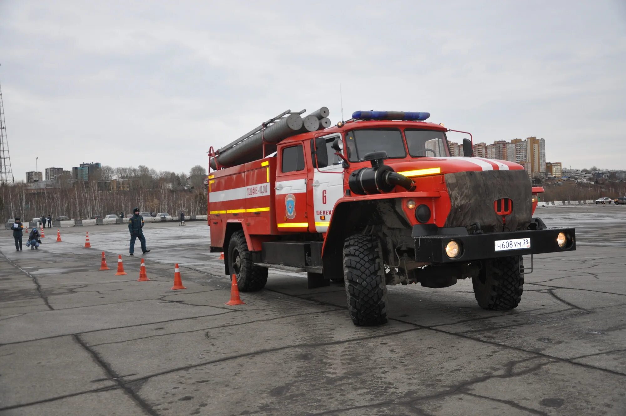 Управление пожарными автомобилями. Иркутские пожарные машины Урал. Скоростное маневрирование на пожарных автомобилях Урал. Пожарная машина ВТГ НХ. Новые пожарные автомобили в Иркутской области.