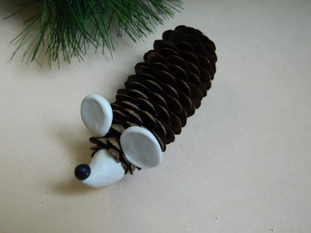 Новогодний венок из шишек мастер класс. Поделки из длинных шишек. Поделки из еловых шишек своими руками. Гирлянда из шишек. Поделки из длинных шишек.