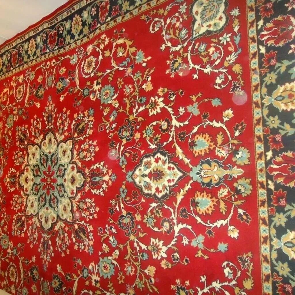 Старые советские ковры. Старинные ковры. Советский ковер. Ковер красный советский. Старый ковер.
