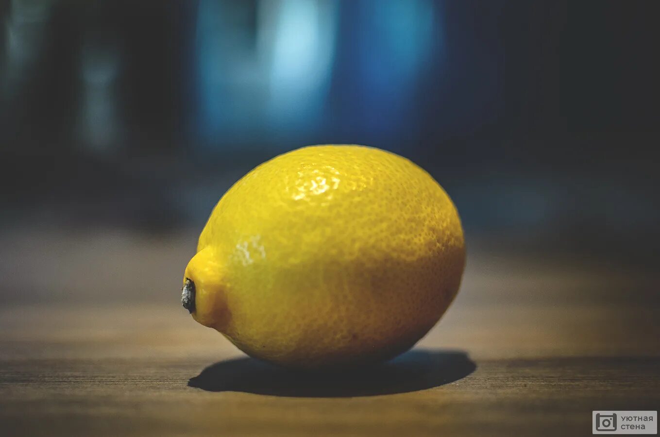 Лимон. Лимон один. Лимон на столе. Лимон 1 шт..