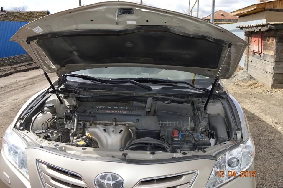 Как открыть камри 40. Камри 50 открытый капот. toyota camry 2010 амортизатор капота. камри 70 открытый капот. капот камри 40 изнутри.