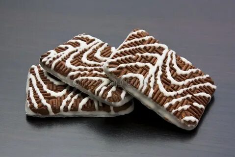 Шоколадные печенья с белой глазурью