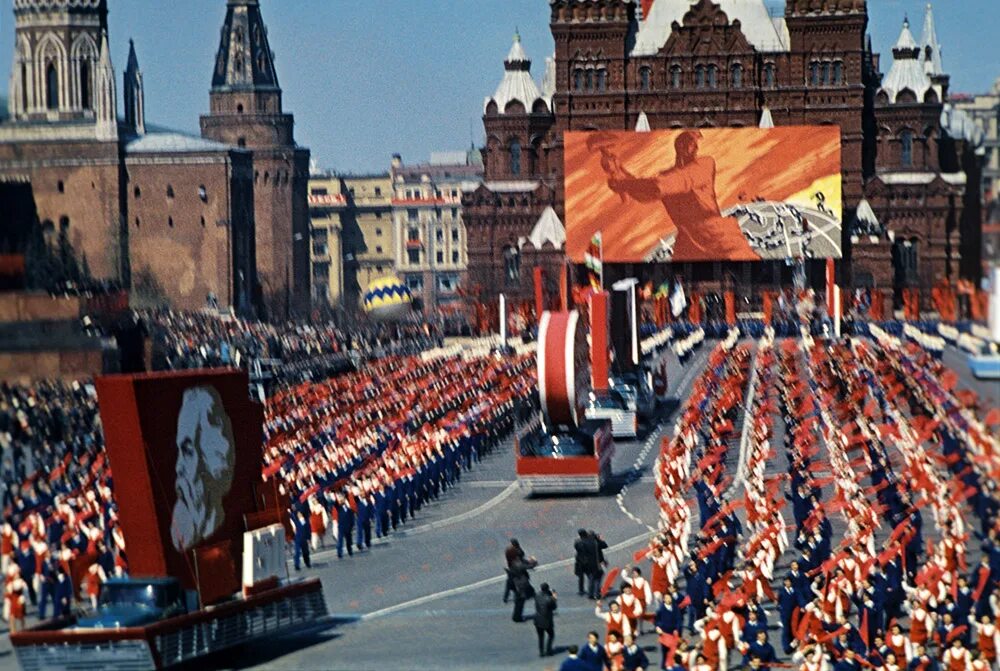 7 ноября какой события. Первомайская демонстрация на красной площади. Демонстрация 7 ноября на красной площади. 7 Ноября. Советские праздники.