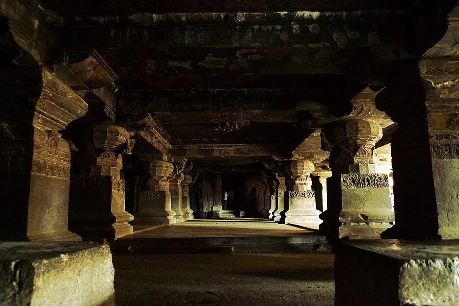 Ancient cave. Храм Кайласанатха. Храм Кайласа в Индии изнутри. Храм Кайласанатха внутри. Пещерные храмы Эллоры.