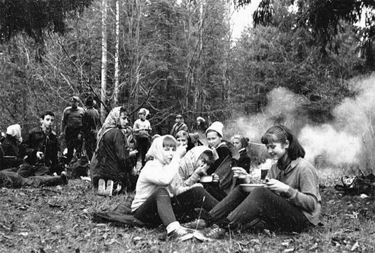 Турпоход СССР. Костер пионеры лагерь СССР. Турпоходы в СССР 70-Е. Пионерлагерь Пионерский костер СССР. В группе 60 туристов