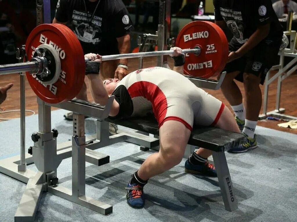 Жим лежа правильная техника. Bench Press жим лежа. Жим лежа Лифтерский техника. Техника жима лежа в пауэрлифтинге. Пауэрлифтинг жим лежа.