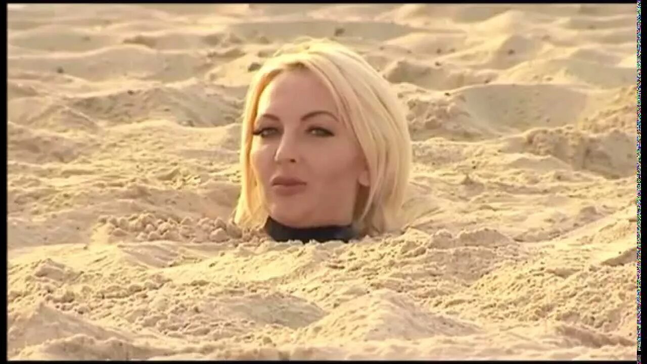 Девушка в зыбучем песке. Змеиная топь 2023. Девушка в зыбучих песках. Девушка на песке. Девушка в зыбучем песке.