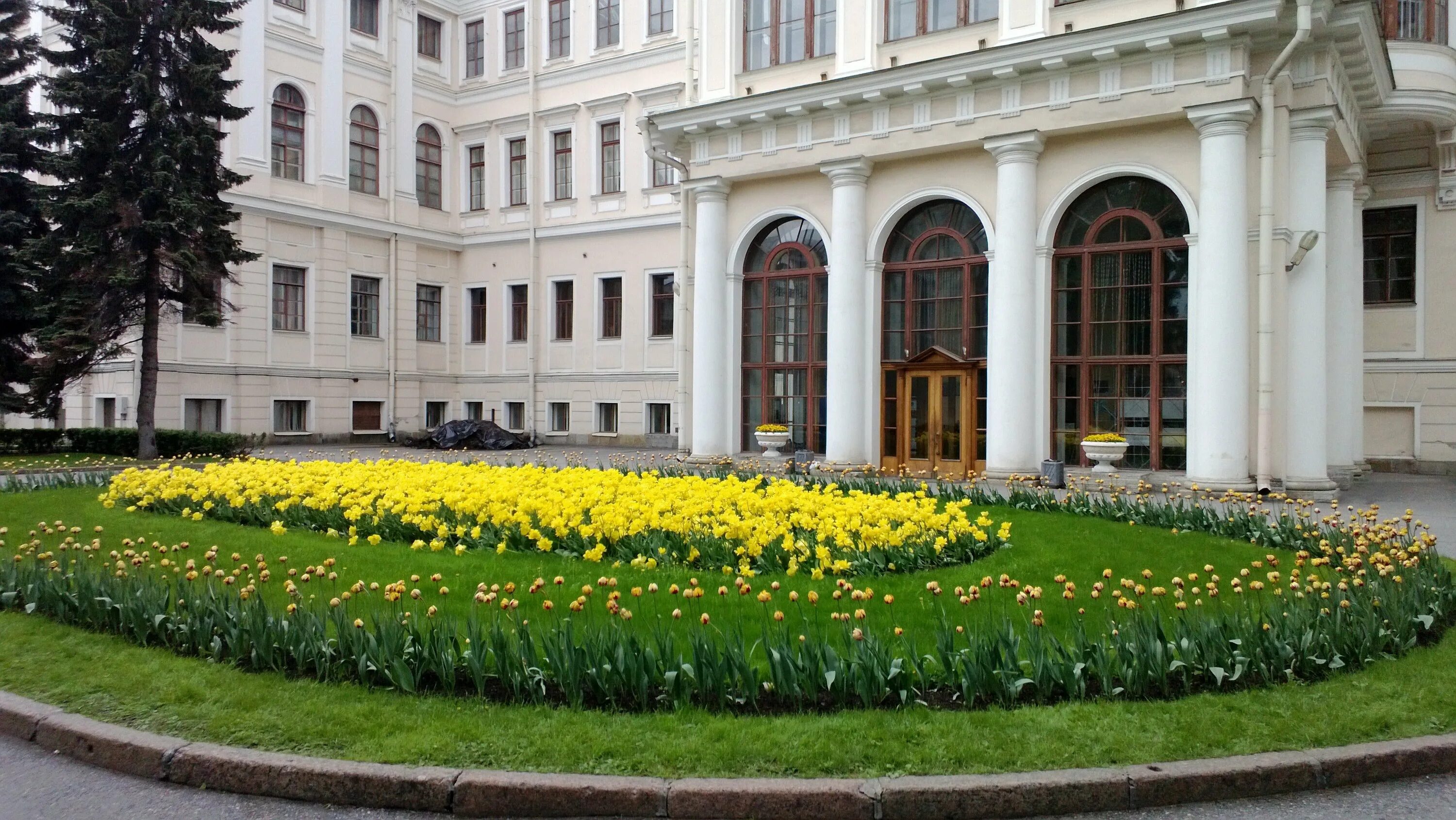 Гбноу спб гдтю. Аничкин дворец в Санкт-Петербурге. Дворец пионеров Петербург. Дворец пионеров Аничков дворец.