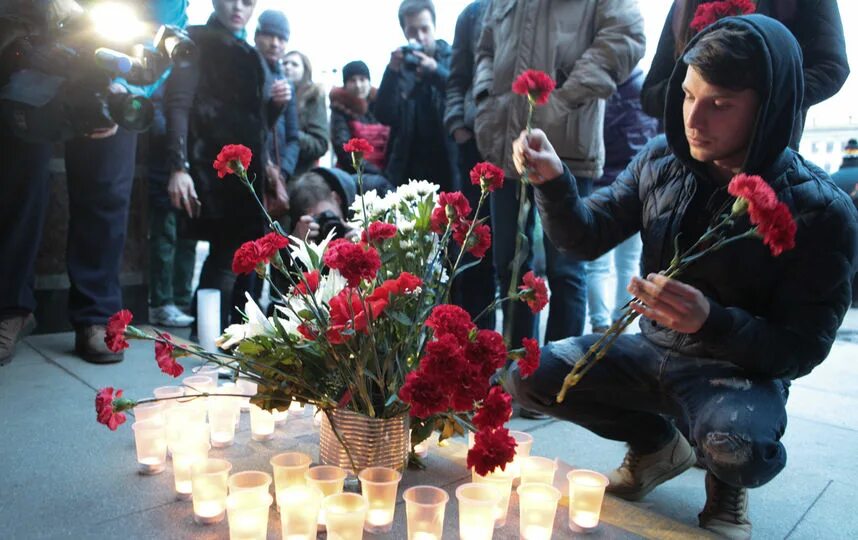 Трагедия в марте 2012 года. Теракт в Петербургском метрополитене фото. Теракт в метро Москва 2010. Взрыв метро взрыв метро взрыв. Поминки в метро.