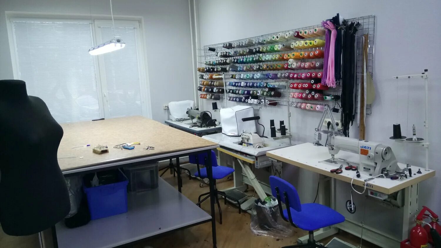 швейные мастерские ателье. мастерская пошива одежды. красивое ателье. интерьер ателье по пошиву одежды. мастерская по пошиву одежды.