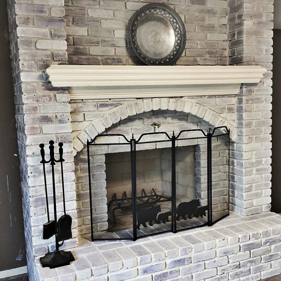 Камин на даче. Камин пристенный из кирпича. Маленький камин из кирпича. Небольшой кирпичный камин. Камин в доме из кирпича.