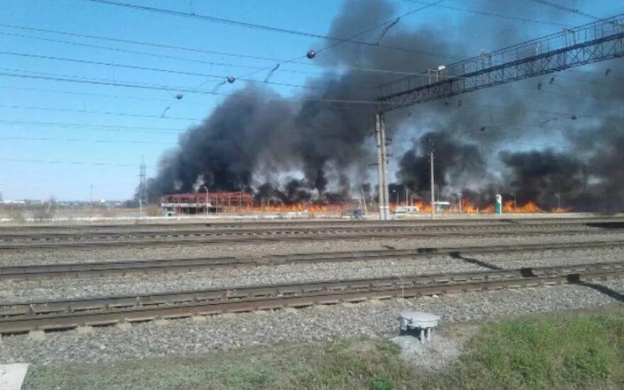 Пожары возле железнодорожных путей. Пожар вдоль железной дороги. Пожар рядом с железной дорогой. Пожар в Кургане.