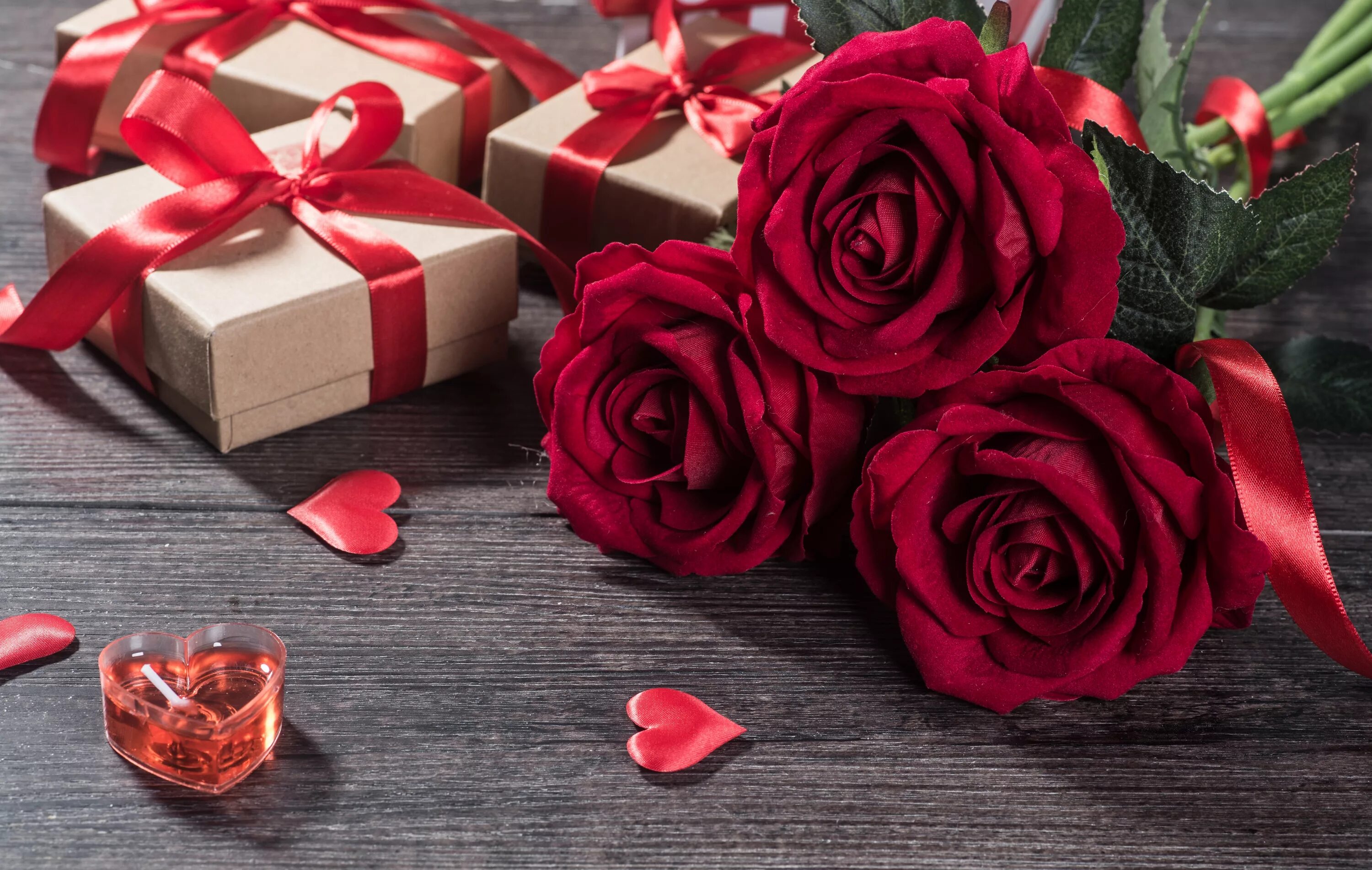 День влюбленных март. Цветы в подарок. Розы подарок. Букет роз и подарок. Шикарные подарки и цветы.