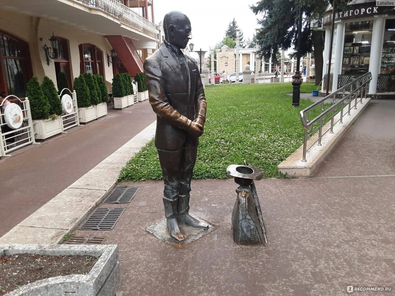 Памятник Кисе Воробьянинову в Пятигорске. Пятигорск парк цветник киса Воробьянинов. Пятигорск киса Воробьянинов памятник. Памятник Кисе Воробьянинову в Пятигорске 12 стульев.