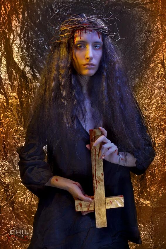 антихрист женщина. сатана бафомет люцифер. девушка арт в платье с капюшоном. женщины в образе фэнтези. фотопортрет антихриста.