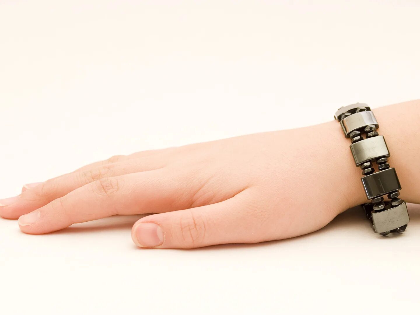 Atomic magnetic браслет. Браслет magor magnetic bracelet. Браслет диабетика. Магнитный браслет от давления женский. Магнитный браслет на руку.