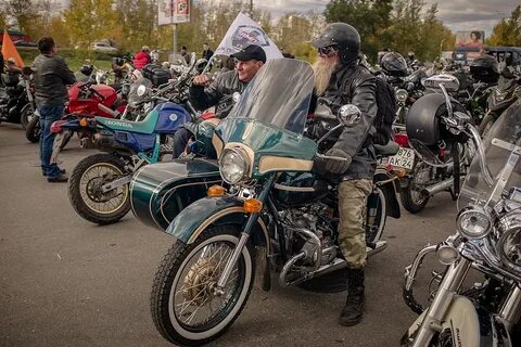 Первый мотоциклист проезжает 90 км на 18