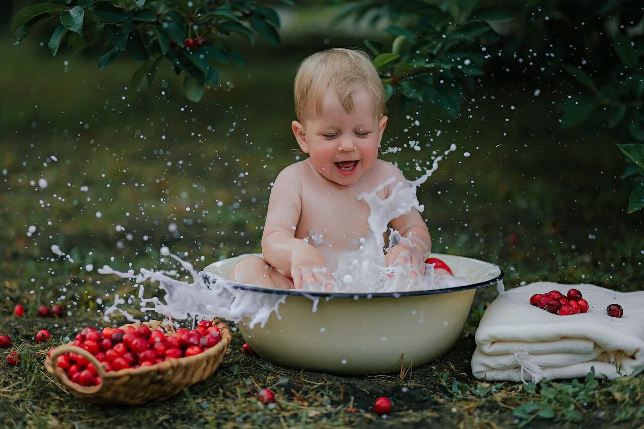 Купание ребенка днем. Фотосессия в тазике ребенок. Фотосессия купание в тазике. Фотосессия младенец в тазике. Фотосессия в тазике для малышей.