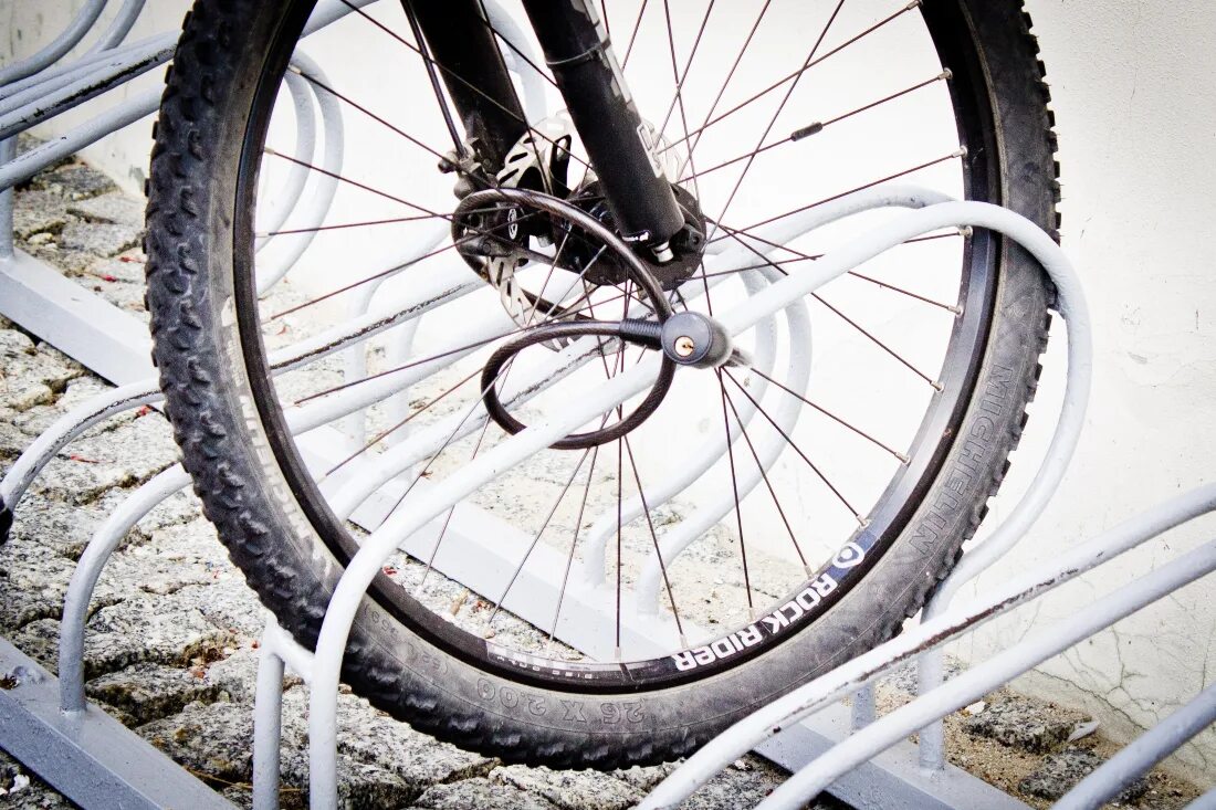 Покрышки на заднее колесо на велосипед. Колесо велосипеда. Защита обода велосипеда. Красный обод для велосипеда. Гнутый обод.