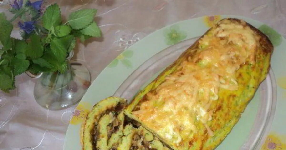 Тыквенно кабачковый рулет. Рулет из кабачков на сковороде. Цукини рулетики черри. Кабачковые рулетики с сыром и чесноком. Кабачки завернутые в рулетики.