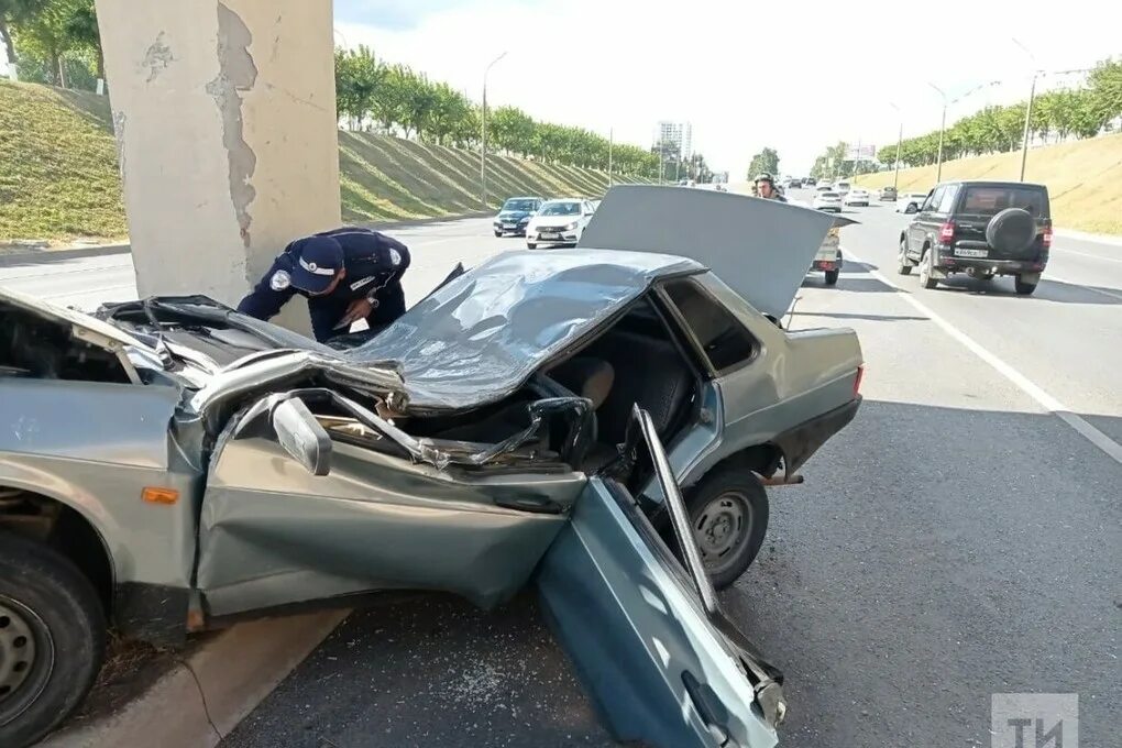 Челны новости сегодня происшествия дтп. Разбитая шкода йети. Автомобильная катастрофа. Челны новости сегодня происшествия дтп. Дорожно-транспортное происшествие.