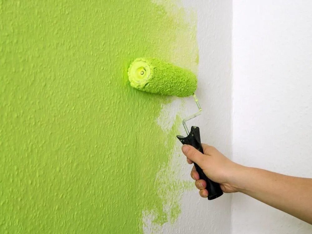 Какой краской можно красить обои. Краска для стен в квартире. Стены Покрашенные водоэмульсионной. Водоэмульсионная краска для стен. Отделка стен краской.