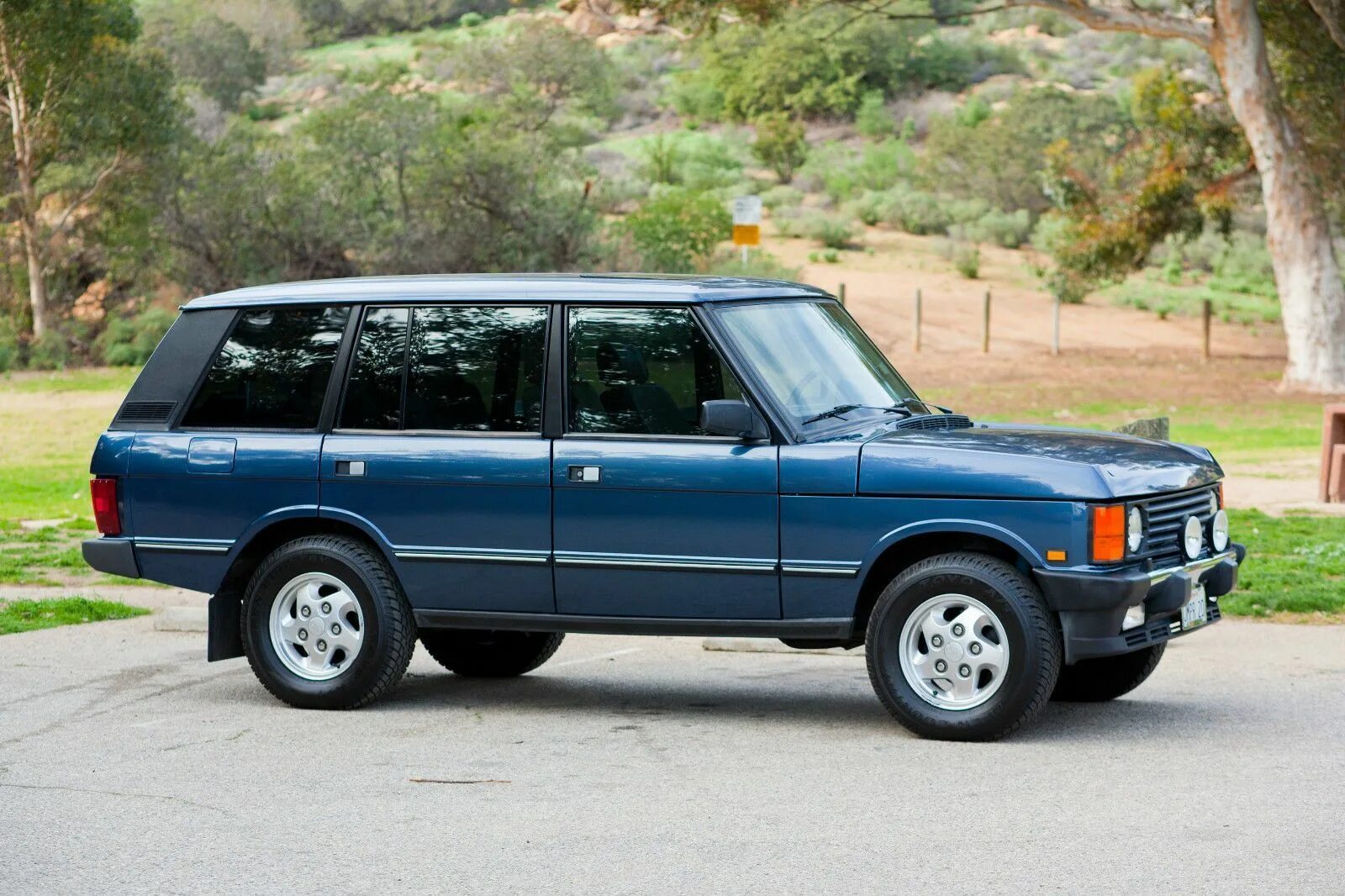 Ленд ровер 1 поколение. Range Rover 1. Land Rover range Rover 1 поколение. Range Rover 1995. Range Rover Classic 1995.