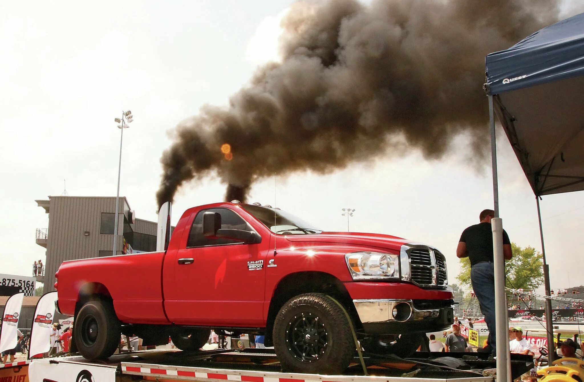 Синий дым из выхлопной трубы. Машина дымит. Машина дымит белым дымом. Выхлопы автомобилей. Дымы дизеля.