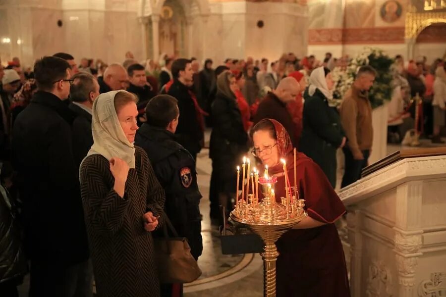 Храм христа спасителя полунощница. Служба в церкви 2023. Католики в храме христа спасителя. Служба в церкви 2023. Успение храм христа спасителя.