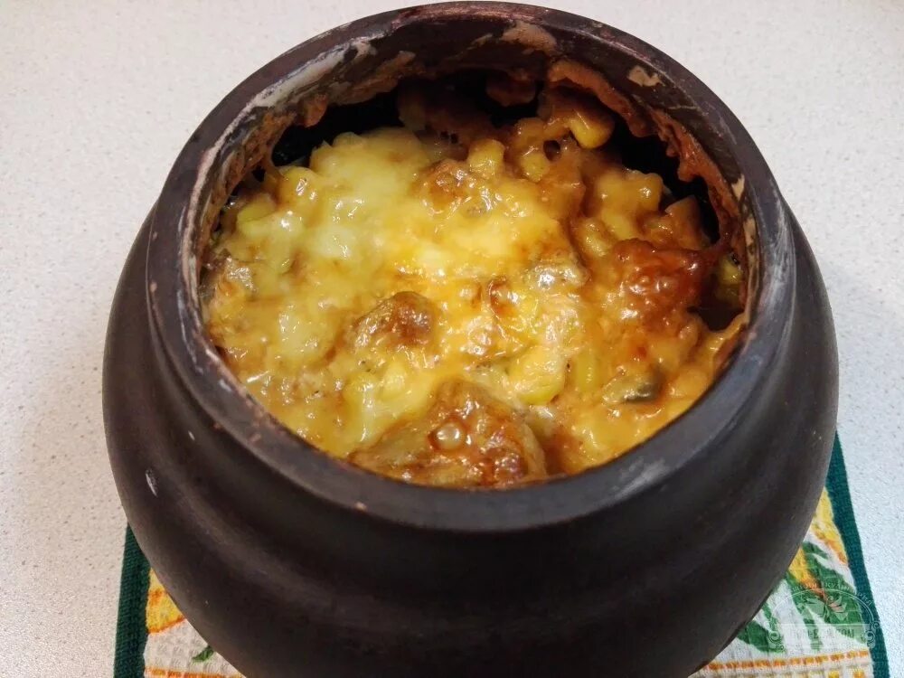 мясо с грибами в горшочках. тушеная картошечка в горшочке. мясо в горшочках. жаркое в горшочках. сделать мясо в горшочках в духовке.