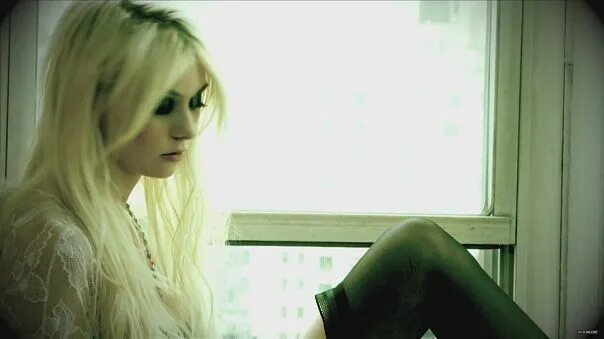The pretty reckless make me. The pretty reckless: make me wanna die фильм 2010. группа the pretty reckless make me wanna die. taylor momsen panic. тейлор момсен гиф с девушками.